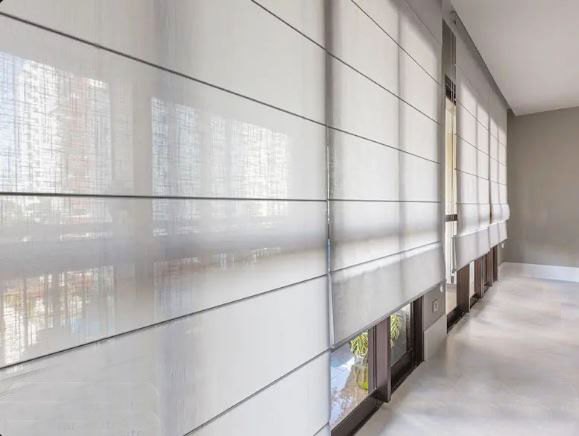Motorização e praticidade: por que persianas romanas e rolô substituem cortinas tradicionais