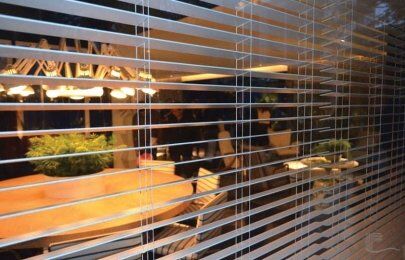 Guia estratégico: cortinas para lojistas