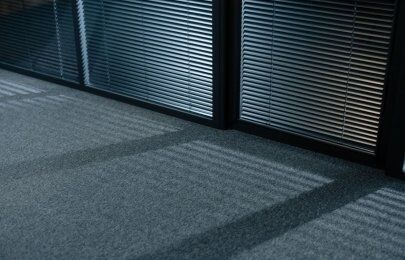 Guia estratégico de persianas para ambientes comerciais