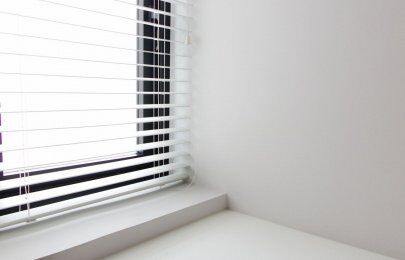 Conteúdo comparativo: persianas de PVC vs cortinas de tecido - manutenção, durabilidade e aplicações comerciais