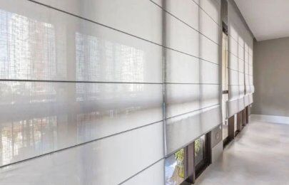 Motorização e praticidade: por que persianas romanas e rolô substituem cortinas tradicionais