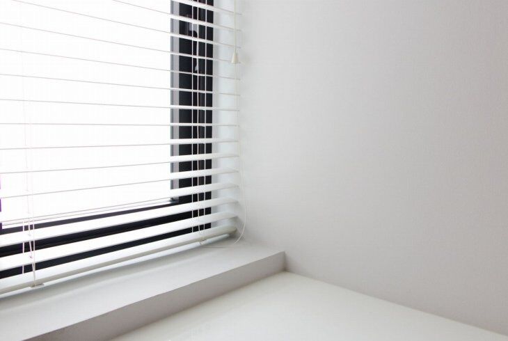Conteúdo comparativo: persianas de PVC vs cortinas de tecido - manutenção, durabilidade e aplicações comerciais
